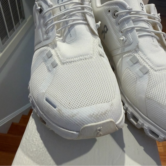On Cloud 6 White Sneakers - Worn Once! - Picture 3 of 9